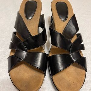 Dressy black sandal 12W fit. Feature a comfortable a round open toe.